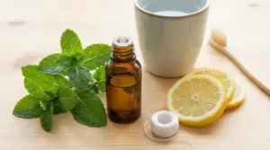 Ingredienti naturali per alito fresco: foglie di menta, limone, filo interdentale e spazzolino su un tavolo